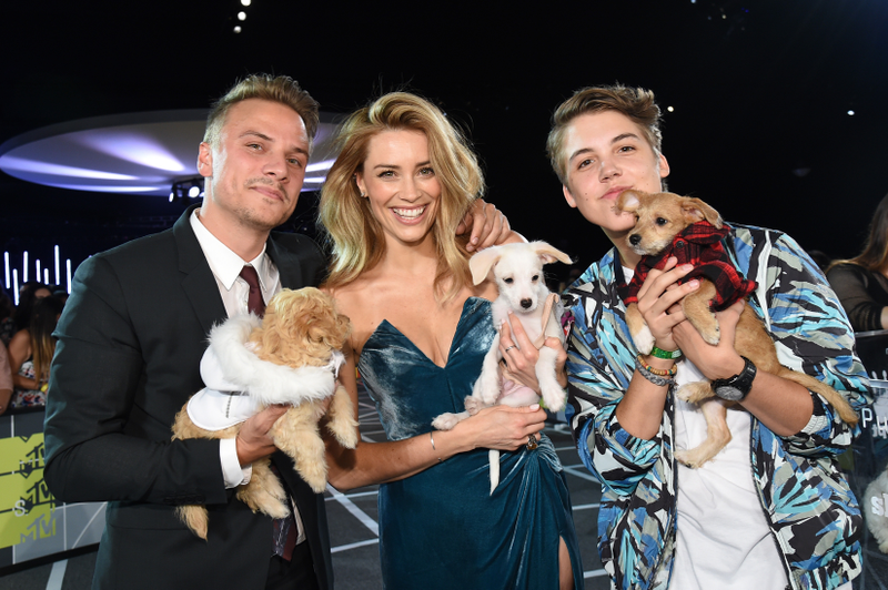 Illustration for article titled What the Teens Are Into: Your VMAs Red Carpet Explainer